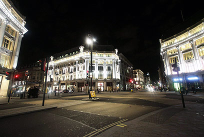 קניות ללא הפסקה. רחוב אוקספורד בלילה  (צילום:  MCT  ) (צילום:  MCT  )