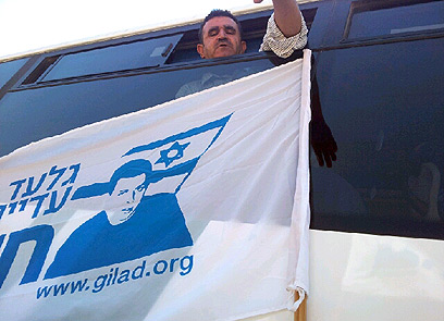 פעילים למען שחרור שליט חוסמים אוטובוס אסירים פלסטינים  (צילום: אילנה קוריאל ) (צילום: אילנה קוריאל )