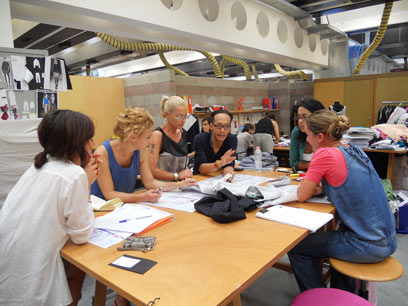 יו נגווין (במרכז התמונה) עם קומץ מצוותו במפעל בנטון באיטליה (צילום: קרן אוחיון) (צילום: קרן אוחיון)