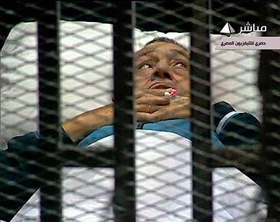 מובארק בכלוב בבית המשפט בקהיר (צילום: רויטרס) (צילום: רויטרס)