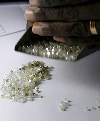 יהלומים לפני ליטוש (צילום: AFP) (צילום: AFP)