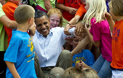 משוך בנשיא. הילדים מסייעים לאובמה (צילום: AFP) (צילום: AFP)