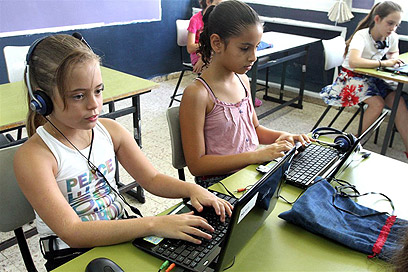 ילדים חיים במחשב (צילום: עופר עמרם) (צילום: עופר עמרם)