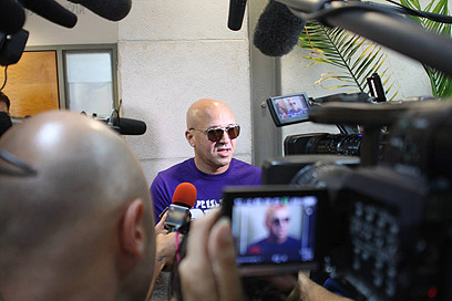 גל אוחובסקי הגיע לבית המשפט לתמוך במרגול (צילום: מוטי קמחי) (צילום: מוטי קמחי)