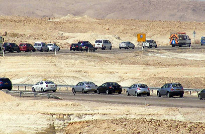 Cars stopped on way from Eilat (Photo: Yossi Ben)
