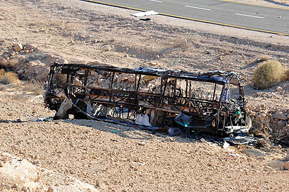 שרידי האוטובוס השני שהותקף (צילום: אריאל חרמוני, משרד הבטחון) (צילום: אריאל חרמוני, משרד הבטחון)