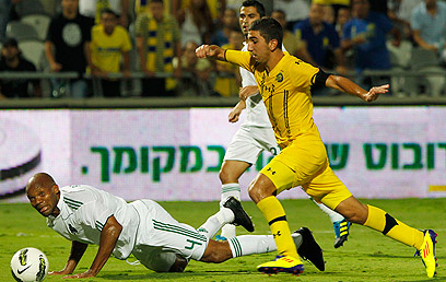 מונאס דאבור משאיר את היוונים מאחור. 0:3 גדול לצהובים (צילום: רויטרס) (צילום: רויטרס)