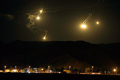 פצצות תאורה מעל אילת. כוחות הביטחון הגבירו כוננות (צילום: רויטרס) (צילום: רויטרס)