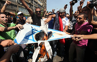 הפגנות בקהיר מול שגרירות ישראל (צילום: EPA) (צילום: EPA)
