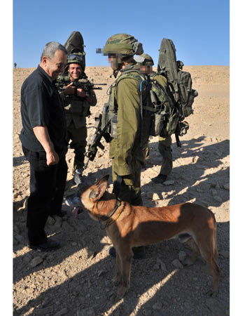 פסקל אברהמי מחייך ליד ברק (צילום: אריאל חרמוני, משרד הביטחון) (צילום: אריאל חרמוני, משרד הביטחון)