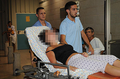 פצועה מפונה לבית החולים סורוקה (צילום: הרצל יוסף) (צילום: הרצל יוסף)