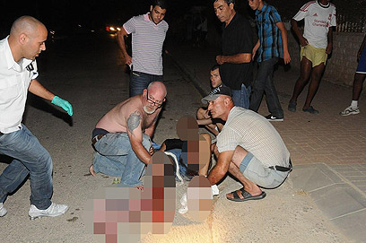 תושבים מסייעים לפצוע בבאר שבע (צילום: הרצל יוסף) (צילום: הרצל יוסף)