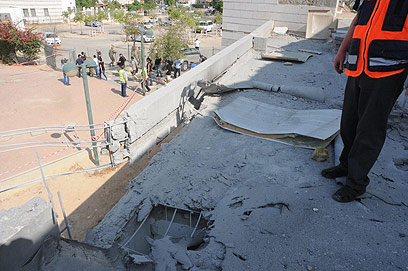 כוחות חילוץ והצלה על גג התיכון שנפגע (צילום: הרצל יוסף) (צילום: הרצל יוסף)