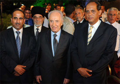Peres with al-Kuni (R), Jordanian envoy (L) (Photo: Mark Neiman, GPO)