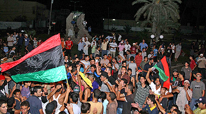 אחרי חצי שנה של קרבות, הגיע זמן החגיגות. מורדים בטריפולי (צילום: AFP) (צילום: AFP)