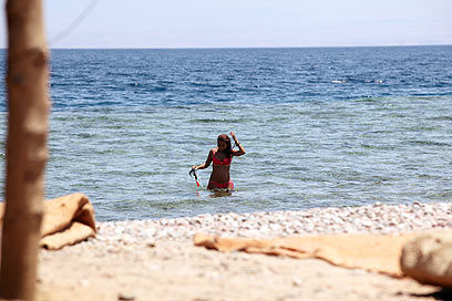רוחצת בחוף ים בסיני. "הביקיני פוגע בנוער המצרי"  (צילום: צור שיזף) (צילום: צור שיזף)