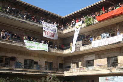 הפעילים מחזירים את המבנה לציבור (צילום: מוטי קמחי) (צילום: מוטי קמחי)