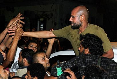 סייף אל-איסלאם קדאפי עם תומכיו באזור טריפולי (צילום: רויטרס) (צילום: רויטרס)