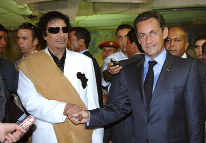 קדאפי עם נשיא צרפת סרקוזי. הדהים את המערב פעם אחר פעם (צילום: MCT) (צילום: MCT)
