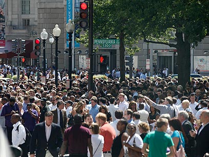 תושבי פנסילבניה ברחובות לאחר הרעש (צילום: AP) (צילום: AP)