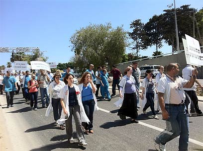 רופאים מפגינים מחוץ לבית החולים רמב"ם, היום (צילום: דנה יוספי) (צילום: דנה יוספי)