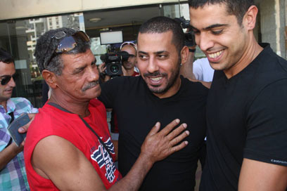 אסף לביא-צנעני בצאתו מהמעצר (צילום: מוטי קמחי) (צילום: מוטי קמחי)