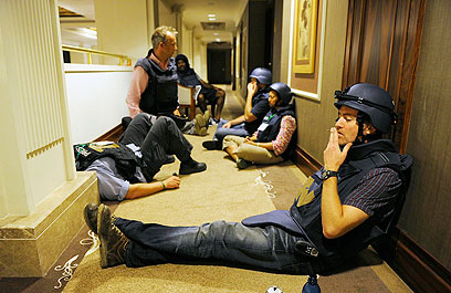 "השומרים עם רובי הקלצ'ניקוב הבהירו לנו שעדיף שנישאר במלון" (צילום: רויטרס) (צילום: רויטרס)