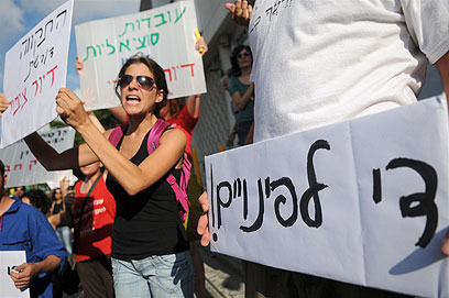 הפעילים הפגינו מחוץ למסיבת העיתונאים לתמיכה בראשי המחאה (צילום: ירון ברנר) (צילום: ירון ברנר)
