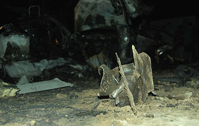 שברי הרקטה, ליד הרכב השרוף (צילום: זאב טרכטמן) (צילום: זאב טרכטמן)