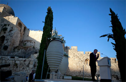 Glenn Beck speaks with Temple Mount hovering above (Photo:EPA)