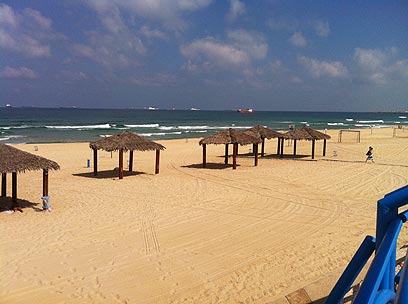 חוף היום באשדוד, היום. המתרחצים לא באים - או מורחקים (צילום: יואב מלכה ) (צילום: יואב מלכה )