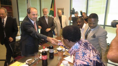 ח"כ טיבי והשגרירים האפריקנים בפגישה. ימליצו על תמיכה ()