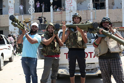 המורדים מציינים את ניצחונם בתוך המתחם של קדאפי (צילום: MCT) (צילום: MCT)