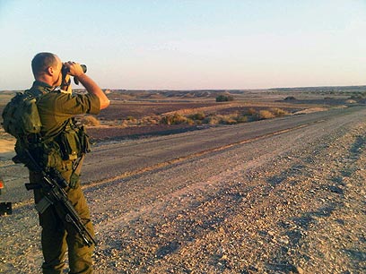 צופים מזרחה. חייל ליד הגבול (צילום: דובר צה"ל) (צילום: דובר צה