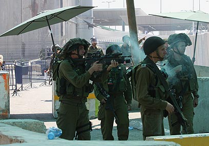 Soldiers at checkpoint (Photo: Ohad Zwigenberg)