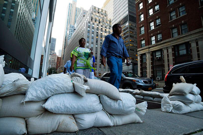 שקי חול ברחובות במנהטן, עושים שיעורי בית (צילום: רויטרס) (צילום: רויטרס)