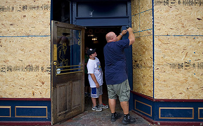 ממגנים את החלונות והדלתות. "כמו בשנת 91'" (צילום: AFP) (צילום: AFP)
