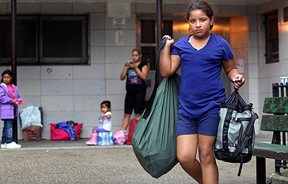 ילדה מתפנה מביתה בניו-יורק. "אורזים תיקים ליתר ביטחון" (צילום: AFP) (צילום: AFP)