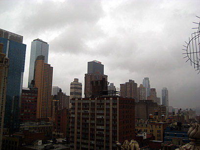 סערה בשמי ניו יורק. גורדי השחקים התעטפו בעננים (צילום: מגדה רוק) (צילום: מגדה רוק)