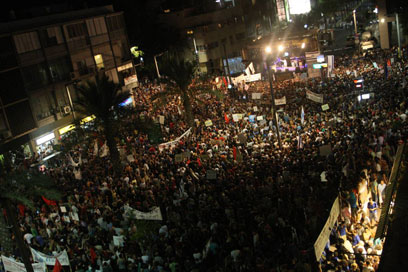 העצרת בתל אביב. הרחוב מלא, אך פחות מהפעמים הקודמות (צילום: מוטי קמחי) (צילום: מוטי קמחי)