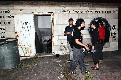 פעילי המאהל בירושלים משתלטים על בניין נטוש (צילום: נועם מושקוביץ) (צילום: נועם מושקוביץ)