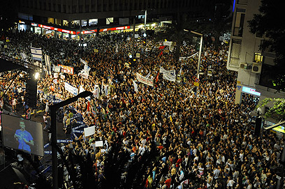 זו לא החקיקה, טמבל, זו החפיפה. מפגינים בתל אביב (צילום: AFP) (צילום: AFP)