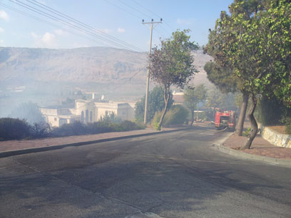 שריפה בכרמיאל. הופעל נוהל "מכת אש" (צילום: אחיה ראב"ד) (צילום: אחיה ראב