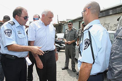 Aharonovitch and and TA police chief at scene of attack (Photo: Ofer Amram)