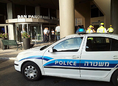 כוחות משטרה בכניסה למלון "דן פנורמה" (צילום: יואב זיתון) (צילום: יואב זיתון)