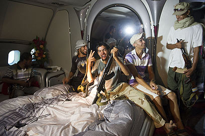 במיטה של קדאפי. חדר האירוח בתוככי המטוס (צילום: MCT) (צילום: MCT)