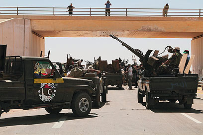כוחות המורדים בדרך לסירט, עיר הולדתו של קדאפי (צילום: AP) (צילום: AP)