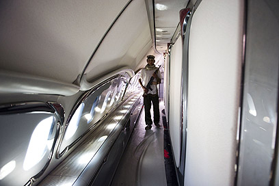גם קדאפי מתרענן בשחקים. השירותים במטוס (צילום: MCT) (צילום: MCT)