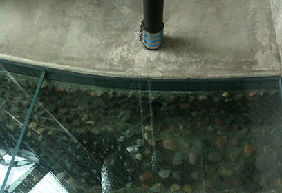 מי הגשמים זורמים דרך תעלות ברצפה השקופה (צילום: טלי שני) (צילום: טלי שני)