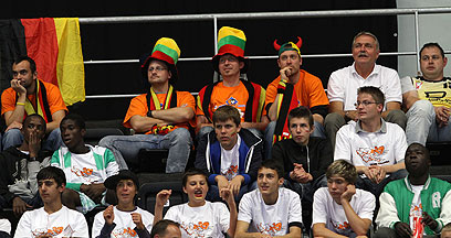 אוהדי נבחרת ליטא מחופשים (צילום: עוז מועלם) (צילום: עוז מועלם)